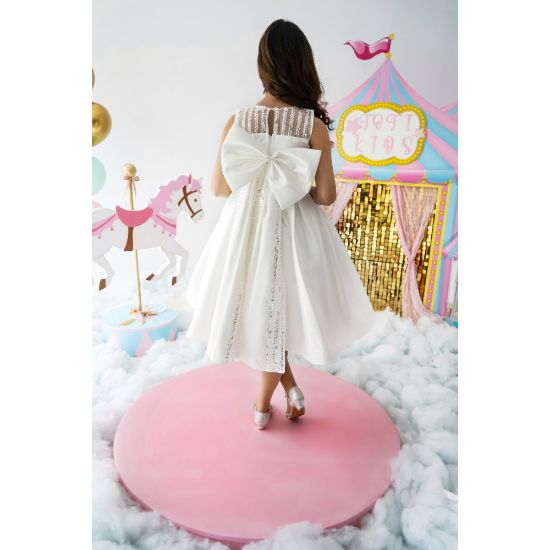 صورة فستان بناتي سهرة إطلالة الأميرات ذيل مرصع وفيونكه من الخلف - M3570